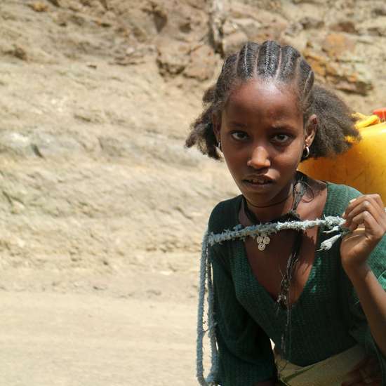Ein Mädchen holt Wasser mit einem Kanister, Äthiopien, 2016.