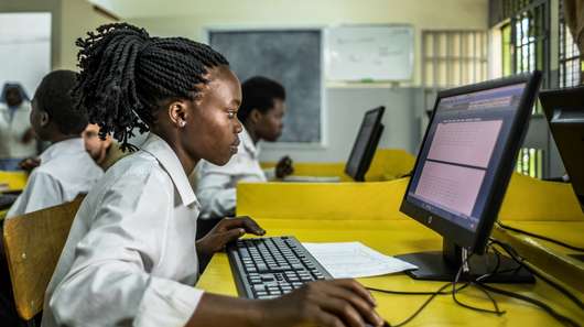 Eine junge Frau sitzt an einem Computer im Trainingszentrum für Kommuniktion und Informatik in Nairobi, Kenia.