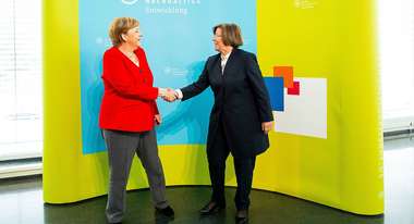 Bundeskanzlerin Angela Merkel und die Vorsitzende des Rats für Nachhaltige Entwicklung (RNE), Marlehn Thieme.