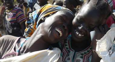 Zwei Sudanesinnen lachen