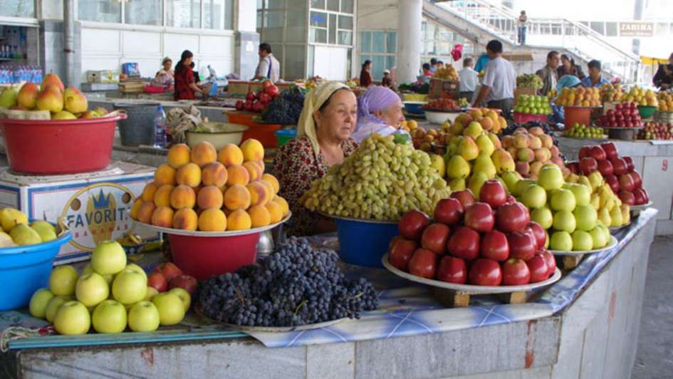Fruit and vegetable surpluses are sold at the market at good prices.
