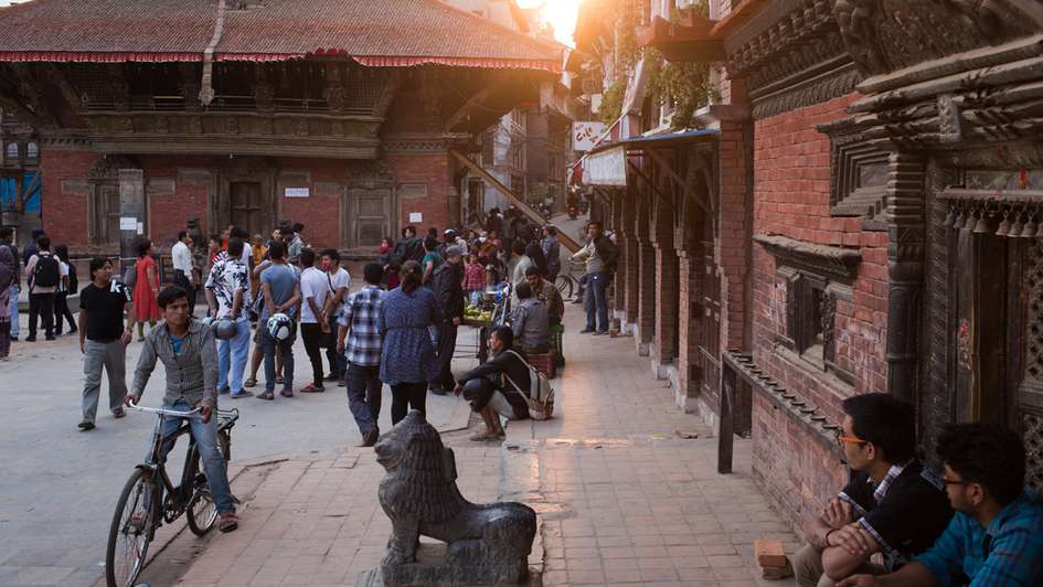 Ein Platz in Nepal voller Leute