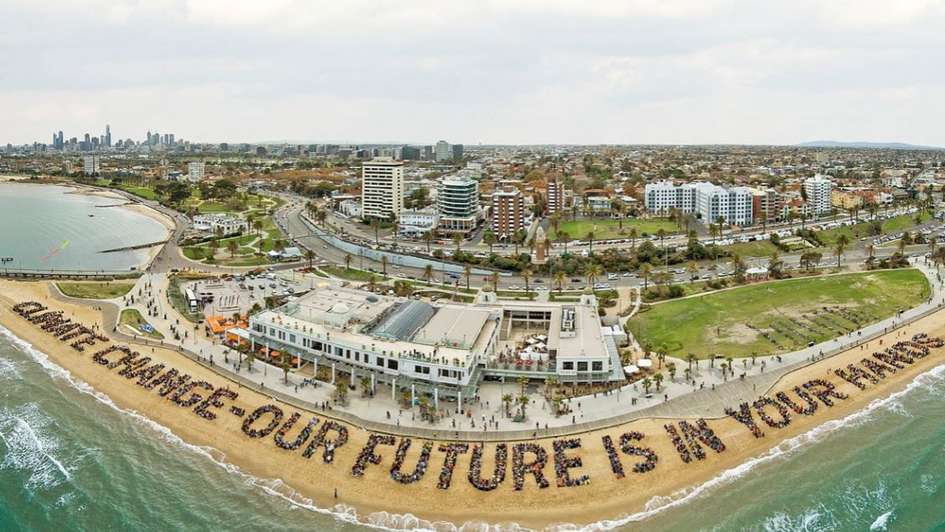 Fotomontage: Viele Menschen bilden den Satz "Climate Change - Our future is in your hands"