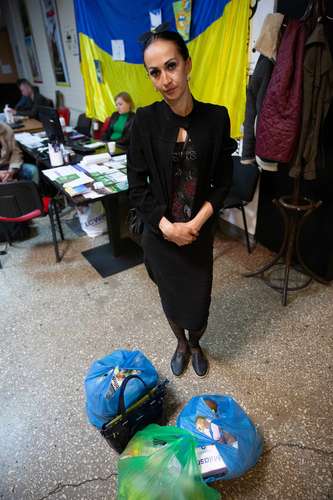 Eine Frau mit mehreren Plastiktüten, gefüllt mit Lebensmitteln.