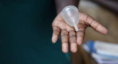 Menstruationstasse aus Silikon, die im Projekt "Eva" in Uganda verteilt wird.