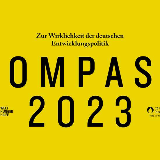 Kompass 2023: Wirklichkeit der deutschen Entwicklungspolitik. Es ist eine gelbe Fläche mit schwarzer Schrift zu sehen sowie die Logos von Welthungerhilfe und terre des hommes