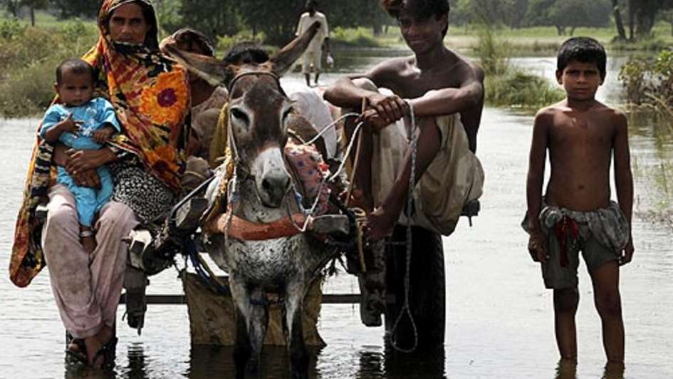 Pakistan: Eine Familie im überfluteten Gebiet, Punjab.
