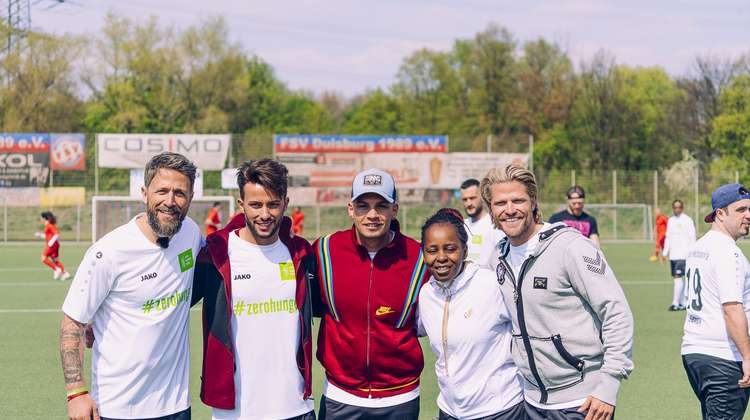 Florian Ambrosius mit Pietro Lombardi, Shary Reeves und Paul Janke, alle in Fußballtrikots.