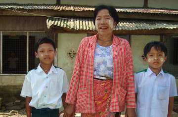 Daw Kyi hla mit ihren Enkeln.