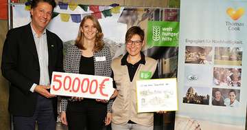 Michael Hofmann und Sonja Eberle präsentieren die gesammelte Summe von 50.000€.