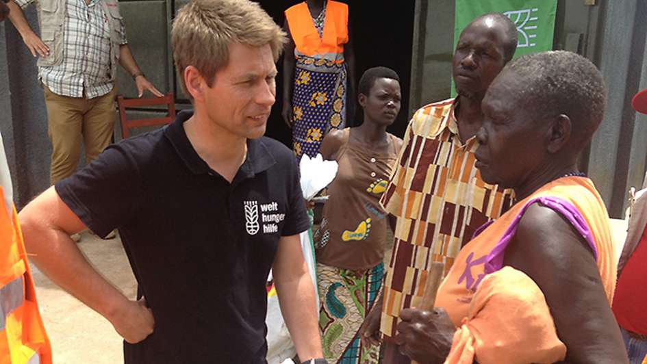 Matthias Mogge im Gespräch mit Flüchtlingen Südsudan