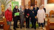 Gruppenfoto der Frauen der Aktionsgruppe Lohr, sie halten ein Schild mit der Spendensumme 3596 Euro.