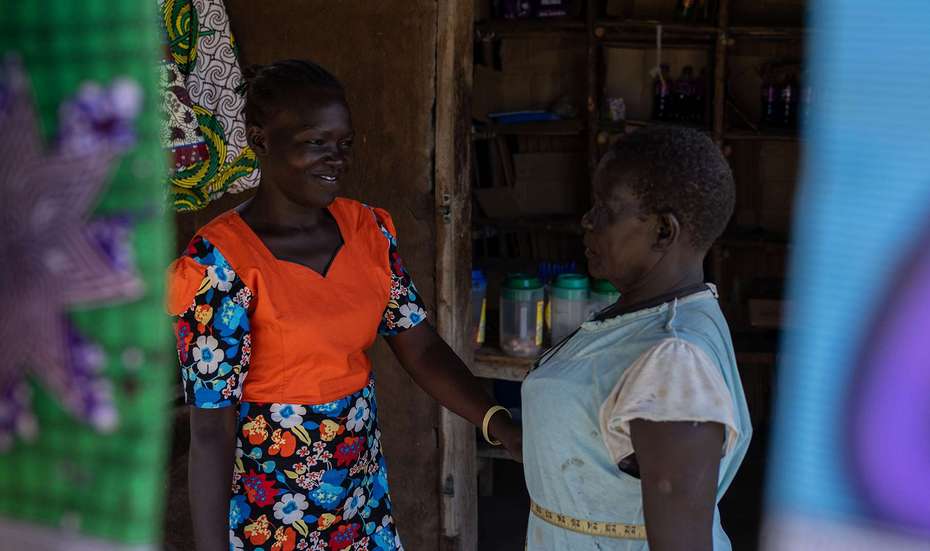 Zwei Frauen im Gespräch, eine davon ist Schneiderin im Flüchtlingsdorf Bidi Bidi, Uganda