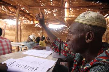 Mann im Alphabetisierungskurs in Burkina Faso