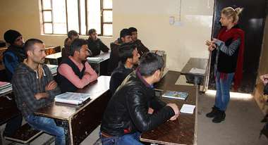 Klassenraum mit jungen irakischen Männern