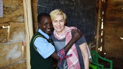 Schauspielerin und Welthungerhilfe-Unterstützerin Gesine Cukrowski beim Besuch einer Schule in Karamoja, Uganda.