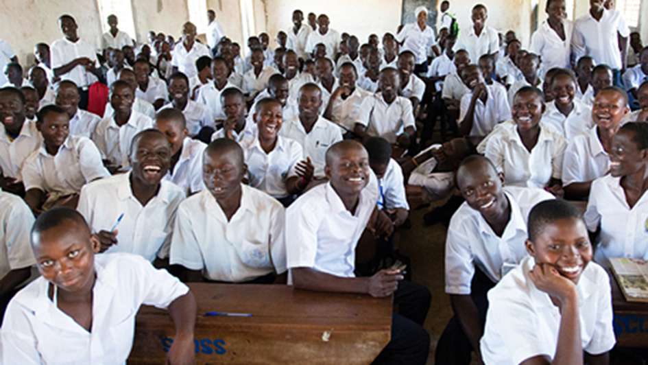 Schüler in einem Klassenraum in Uganda