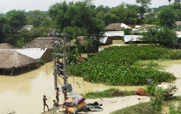 Flut im in einem indischen Dorf.