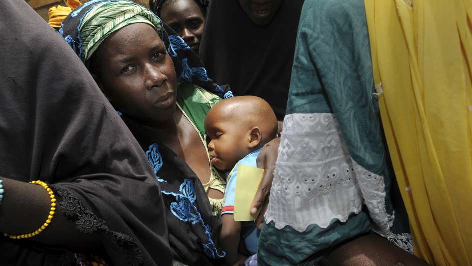 Eine Mutter mit ihrem Baby in Mali