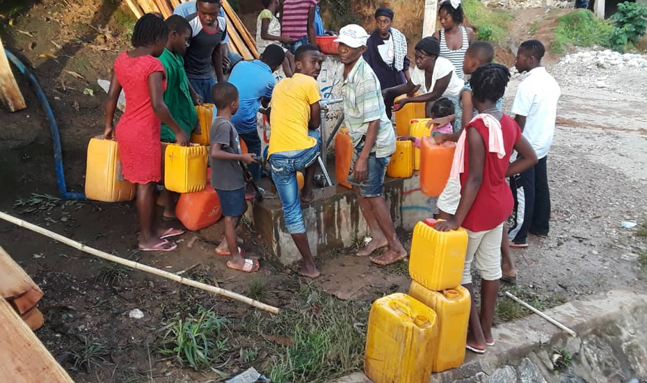 Haiti Hilfe: Wasserverteilung nach dem Erdbeben in Haiti.