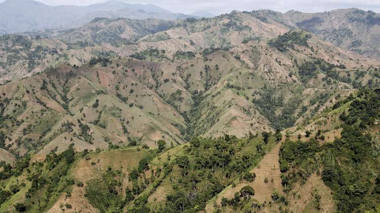 Abholzung in Haiti: Landschaftsaufnahme von kahlen Hügeln.