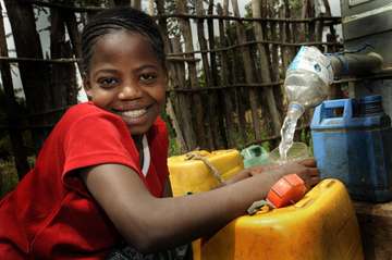 Ein Mädchen an einem Brunnen in Sodo, Äthiopien.