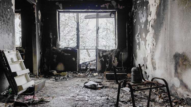 Aufnahme aus dem Inneren eines zerstörten Hauses in Ternopil im Winter 2022.