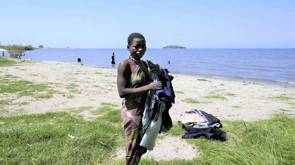 Frau am Malawi-See
