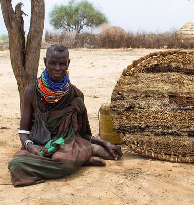 Dürre in Kenia: Eine Frau sitzt auf dem Boden.