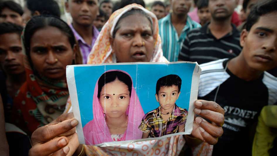 Eine Mutter hält das Bild ihrer beim Einsturz des Rana-Plaza-Gebäudes verunglückten Tochter in der Hand.