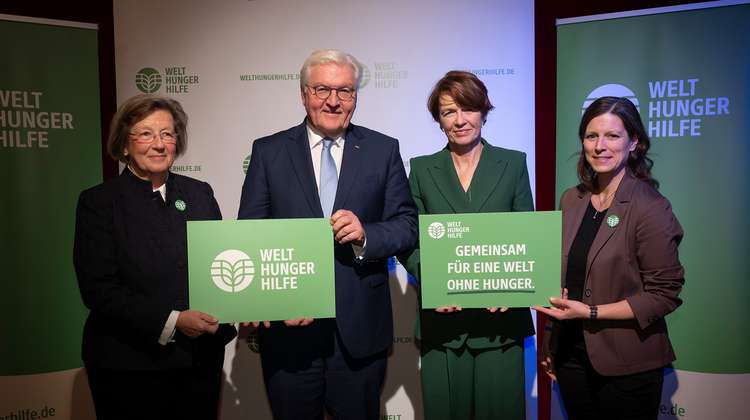 Marlehn Thieme, Frank-Walter Steinmeier, Elke Büdenbender und Bettina Iseli halten Schilder der Welthungerhilfe in die Kamera