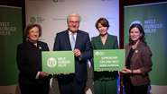 Marlehn Thieme, Frank-Walter Steinmeier, Elke Büdenbender und Bettina Iseli halten Schilder der Welthungerhilfe in die Kamera