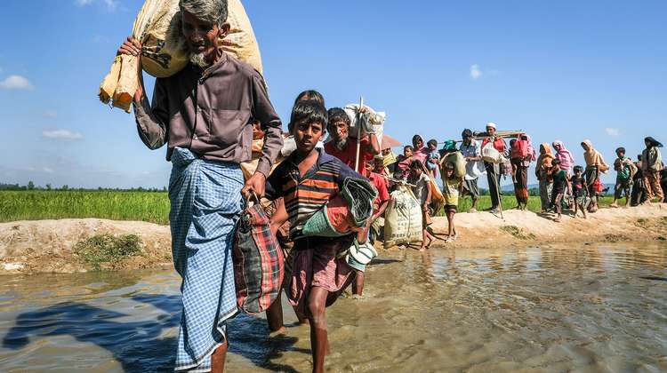 Flüchtlinge der Rohingya aus Myanmar überqueren die Grenze nach Bangladesch 