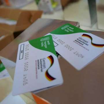 Zwei grün-weiße Cash Cards der Welthungerhilfe