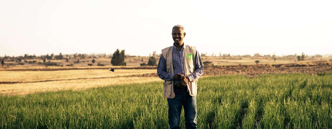 Ein Mitarbeiter der Welthungerhilfe auf einem Feld im Dorf Sodo, Äthiopien