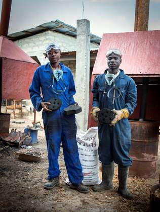 Skill-up!-Absolventen in Sierra Leone machen aus Sägemehl und Tischlerabfällen Holzkohlebriketts.