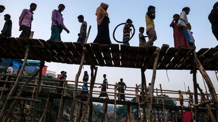 Zwei Bambusbrücken über einen Fluss im Camp Kutupalong, Bangladesch
