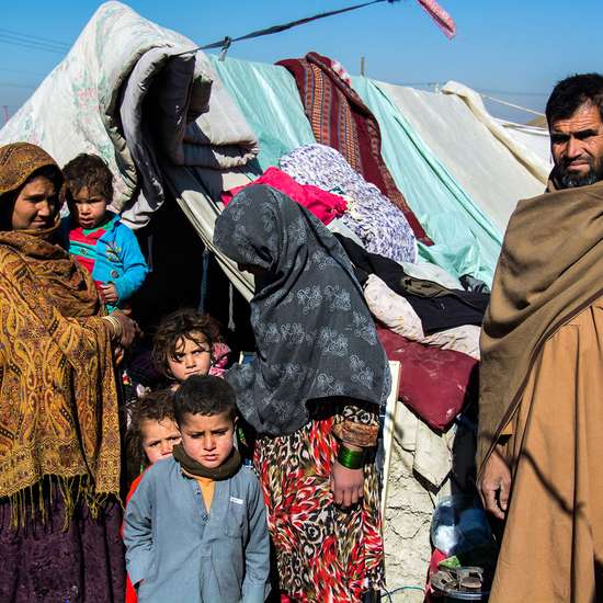 Eine geflüchtete Familie in einem Camp in Kabul – eine Vielzahl an Fluchtursachen in Afghanistan hat sie dazu bewegt, ihr Land zu verlassen.