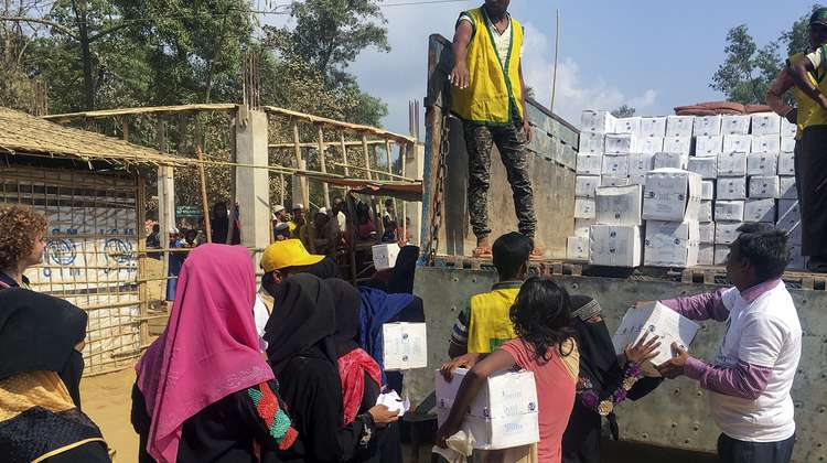 Geflüchtete der Rohingya nehmen Pakete von einem Lastwagen entgegen