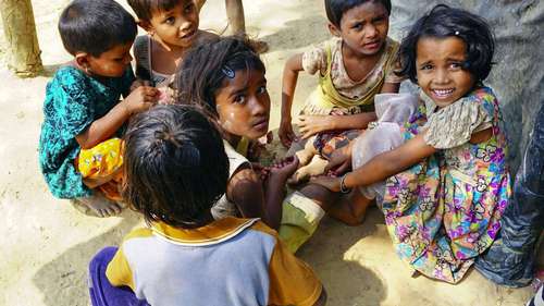 Geflüchtete Kinder profitieren von Ihrer Hilfe für Bangladesch - Bild: Mehrere Kinder schauen in die Kamera.