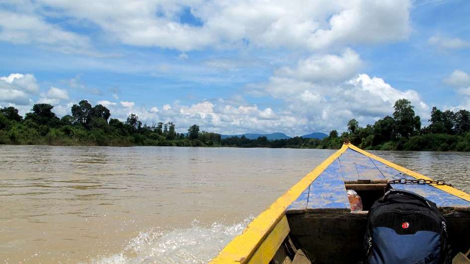 Ein Boot auf einem breiten Fluss