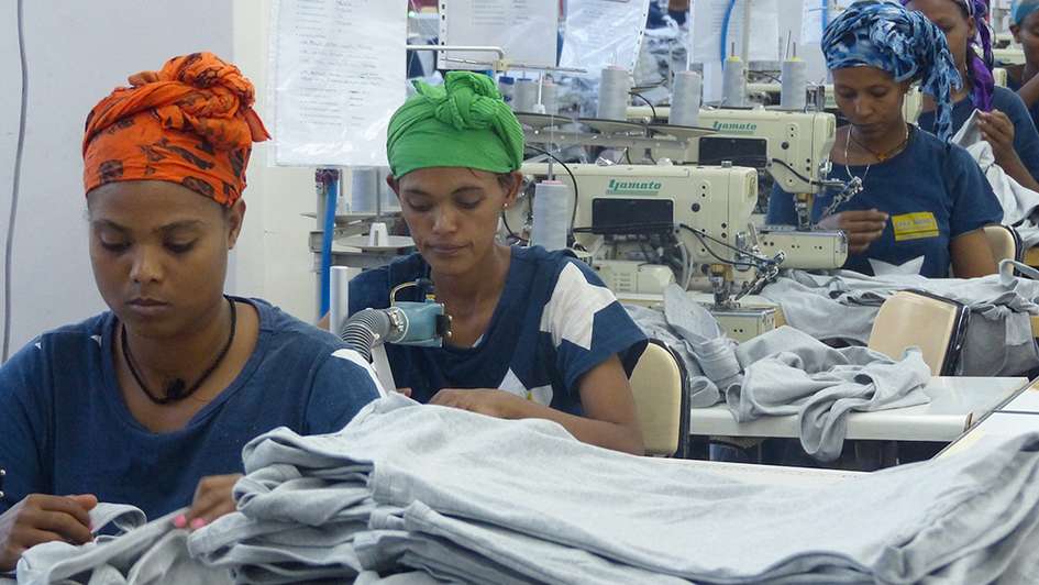 Textilarbeiterinnen an der Nähmaschine