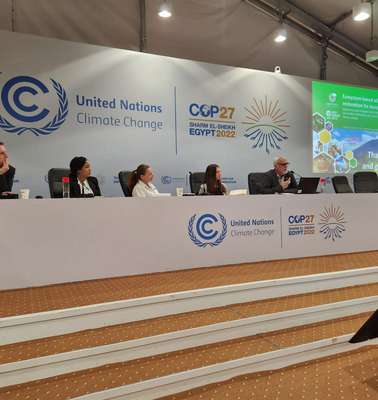 Menschen sprechen bei einem Panel auf der Klimakonferenz COP27 im Jahr 2022 in Ägypten.
