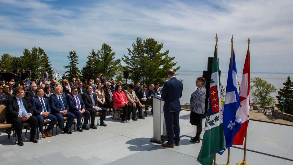 Der kanadische Familienminister hält eine Rede auf der Terrasse des Hotels Fairmont le Manoir Richelieu in Malbaie, Kanada