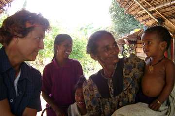 Claudia Balkhausen unterhält sich mit einer indonesischen Familie