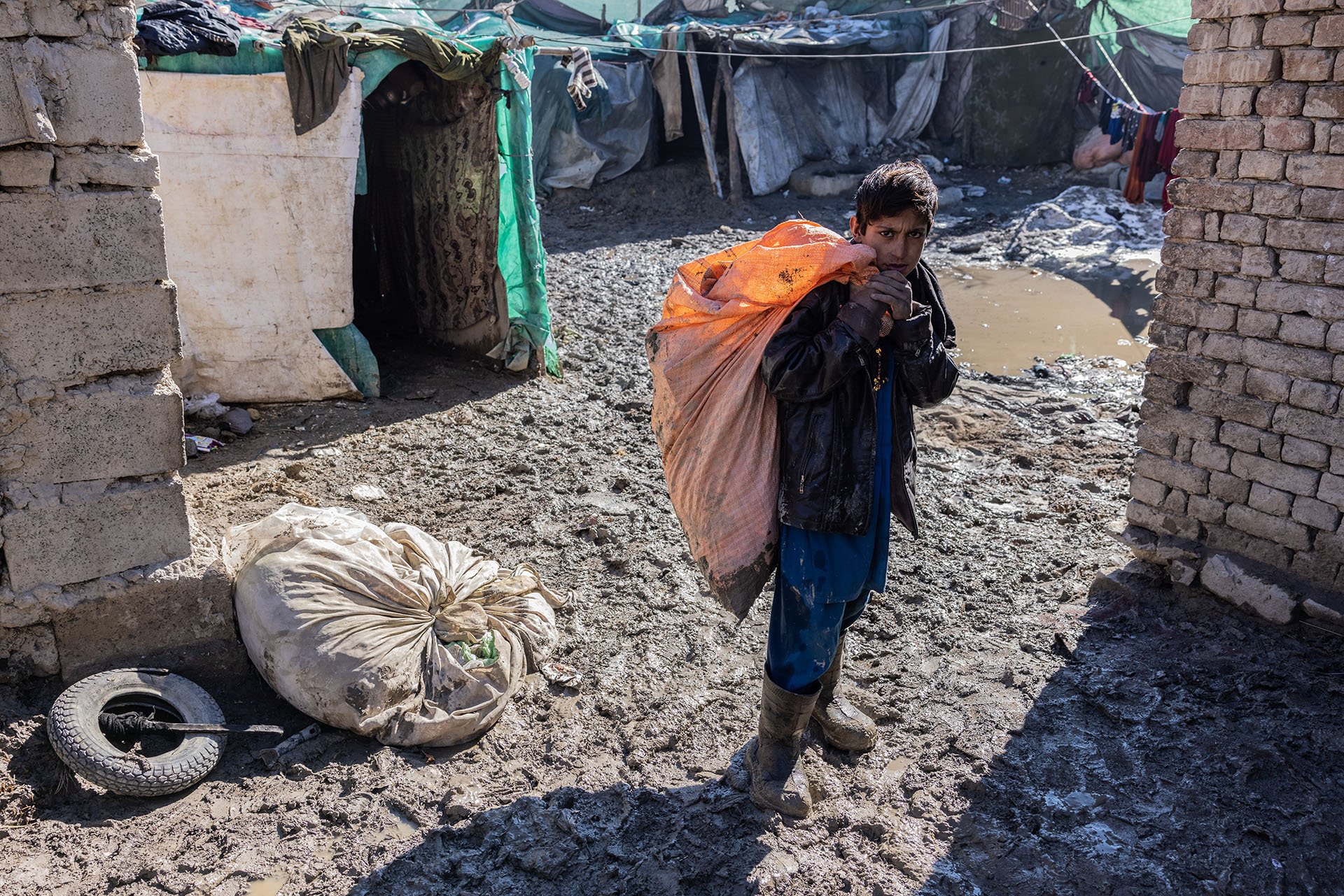 Afghanistan: Noor, 10, ist der älteste Sohn von Zahra. Er ist der einzige Geldverdiener in der Familie. Täglich sammelt er Metallreste, die er dann verkauft; und Plastik, das die Familie zum Heizen und Kochen verwendet.