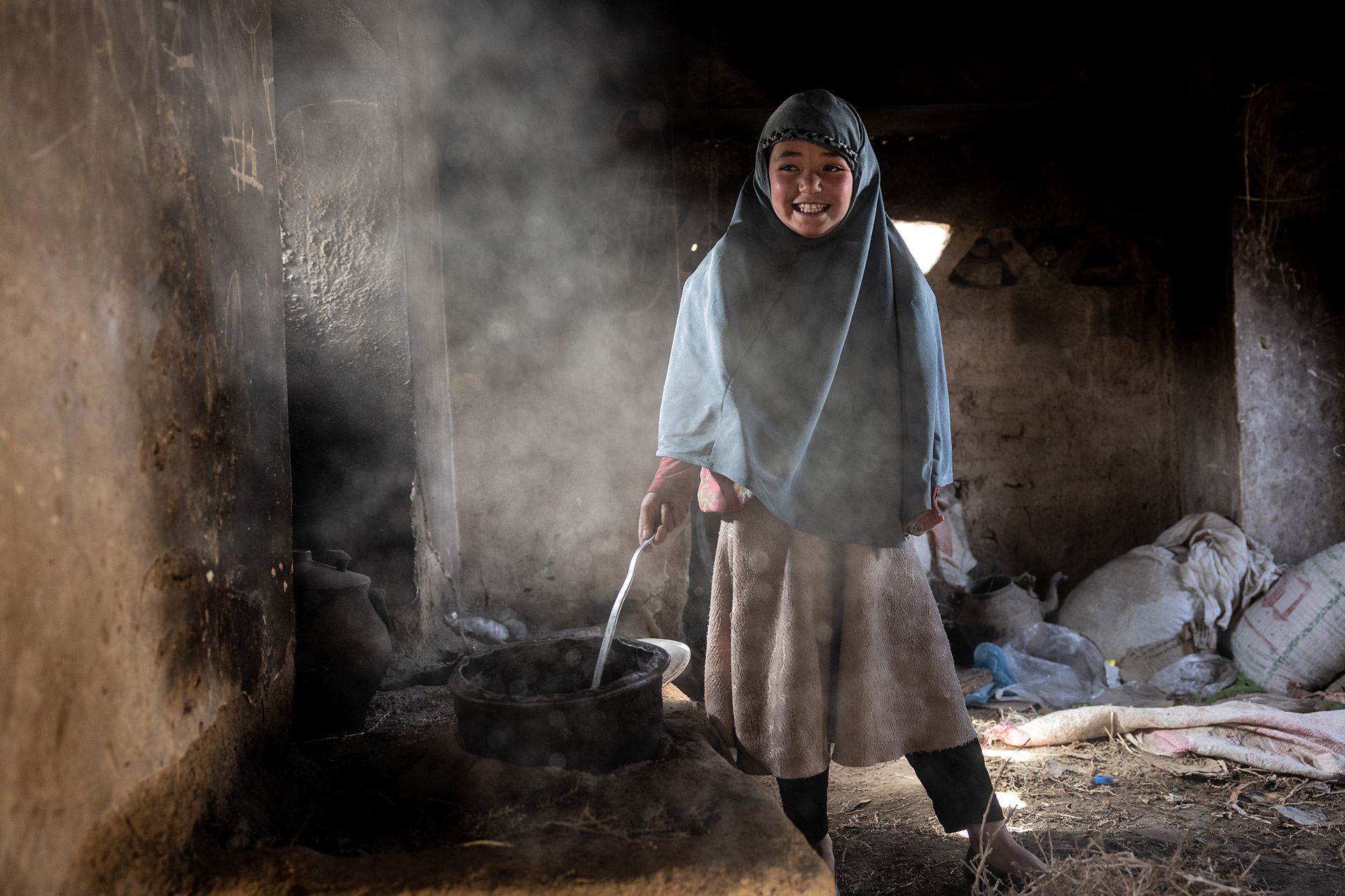 Khushi floh mit ihrer Familie vor der anhaltenden Gewalt in Afghanistan. Sie erhielten Lebensmittelunterstützung von der Welthungerhilfe.