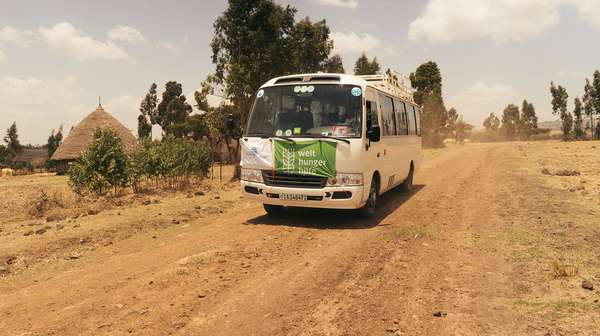 Bus der Welthungerhilfe auf Straße