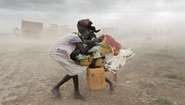 Zwei Mädchen im Flüchtlingslager Malakal im Südsudan schützen sich gegenseitig vor starkem Sandsturm