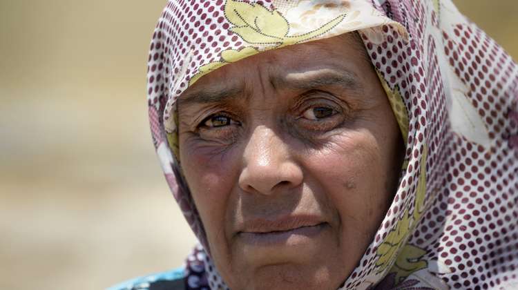 In die Türkei geflüchtet: Alte Syrische Frau blickt in die Kamera